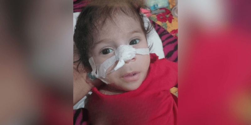 Samuel, bebê da campanha, em imagem oficial de apoio aos seus cuidados respiratórios.